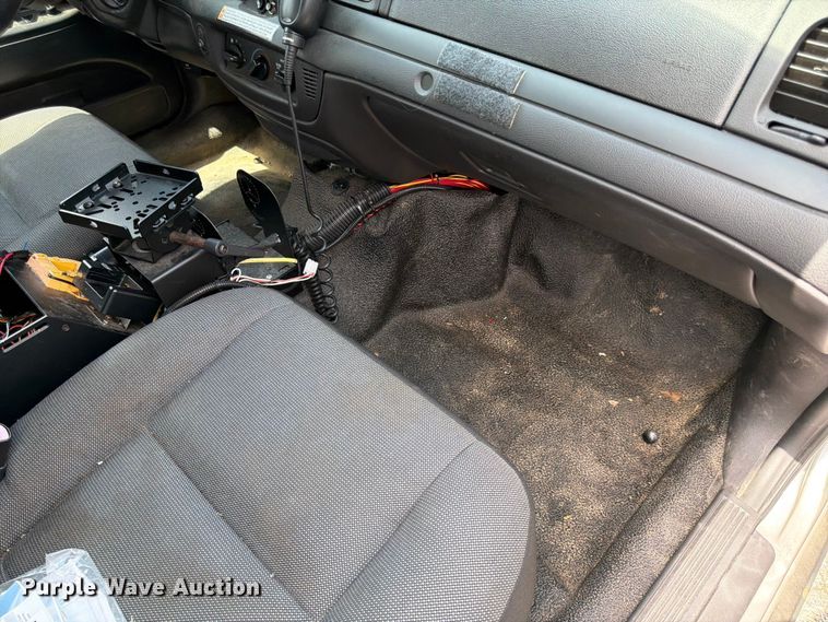 image for item EL0105 2010 Ford Crown Victoria 