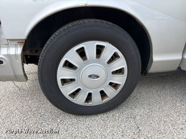 image for item EL0105 2010 Ford Crown Victoria 