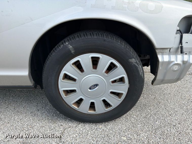 image for item EL0105 2010 Ford Crown Victoria 