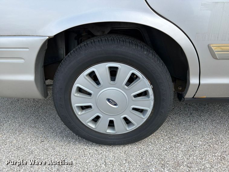 image for item EL0105 2010 Ford Crown Victoria 