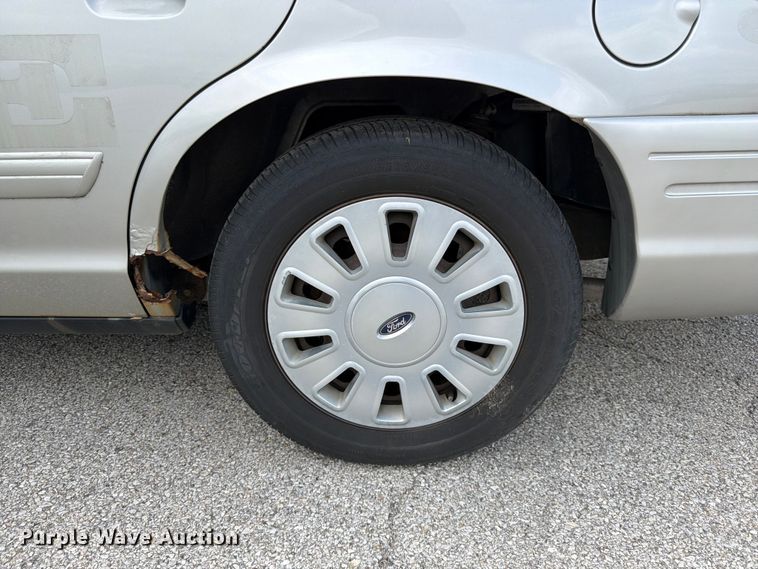 image for item EL0105 2010 Ford Crown Victoria 