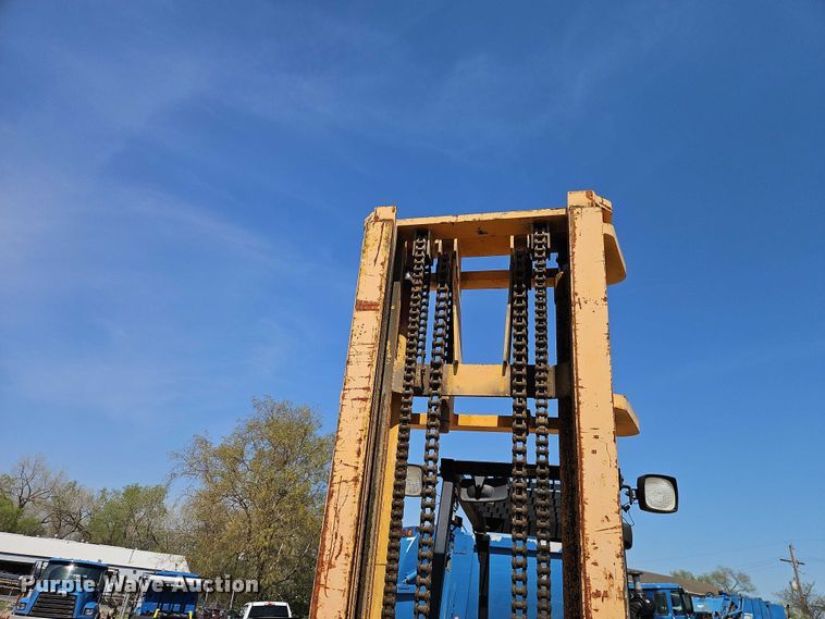 image for item EO7221 John Deere 482C forklift