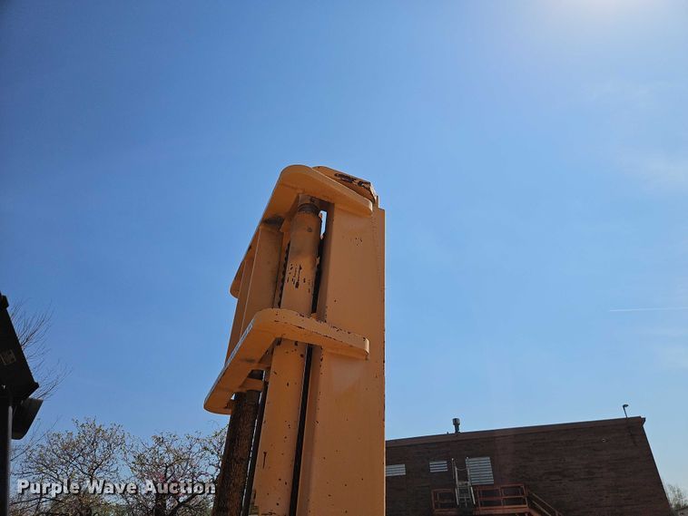 image for item EO7221 John Deere 482C forklift