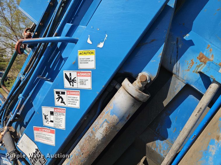 image for item EO7222 2011 Freightliner M2 refuse truck