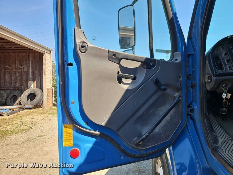 image for item EO7222 2011 Freightliner M2 refuse truck