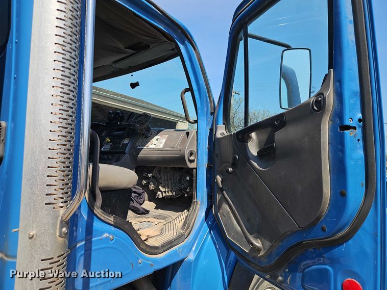 image for item EO7222 2011 Freightliner M2 refuse truck