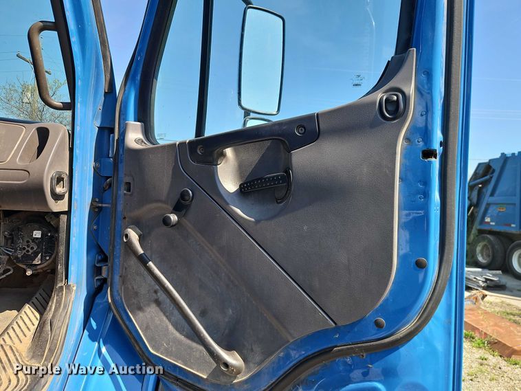 image for item EO7222 2011 Freightliner M2 refuse truck