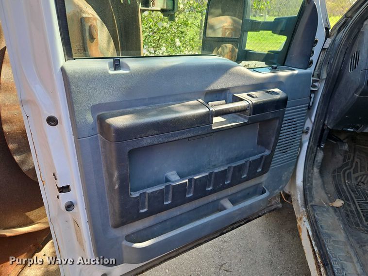 image for item EO7223 2013 Ford F350 Super Duty XL flatbed pickup truck