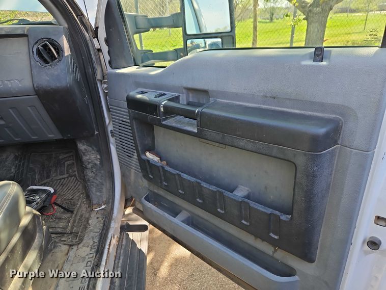 image for item EO7223 2013 Ford F350 Super Duty XL flatbed pickup truck