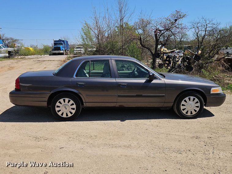 image for item EO7228 2010 Ford Crown Victoria Police Interceptor passenger vehicle