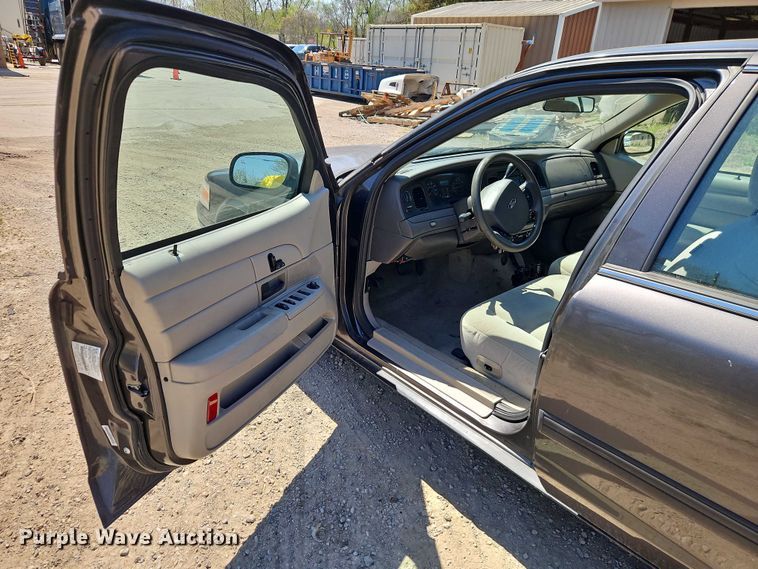 image for item EO7228 2010 Ford Crown Victoria Police Interceptor passenger vehicle