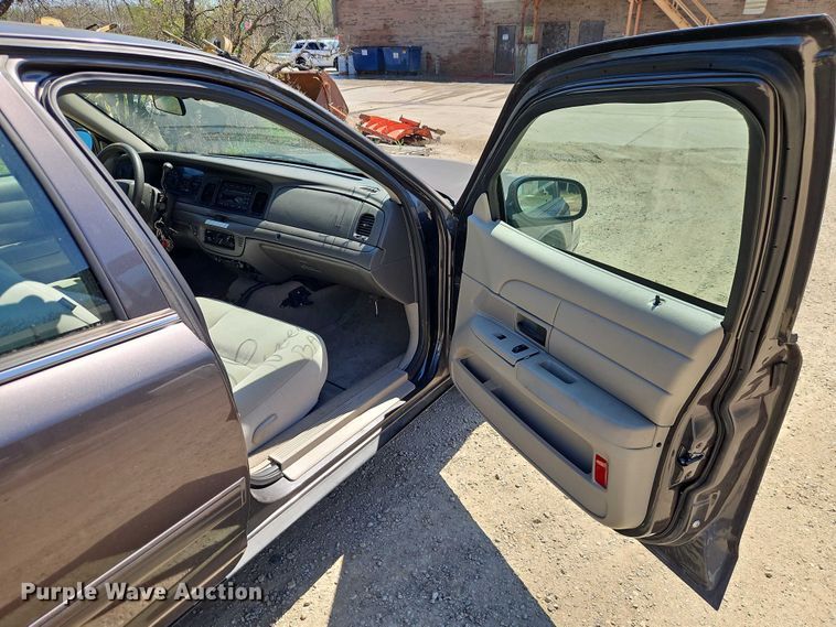 image for item EO7228 2010 Ford Crown Victoria Police Interceptor passenger vehicle