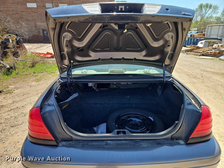 image for item EO7228 2010 Ford Crown Victoria Police Interceptor passenger vehicle