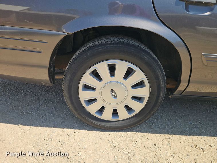 image for item EO7228 2010 Ford Crown Victoria Police Interceptor passenger vehicle