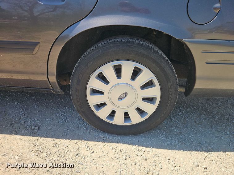 image for item EO7228 2010 Ford Crown Victoria Police Interceptor passenger vehicle