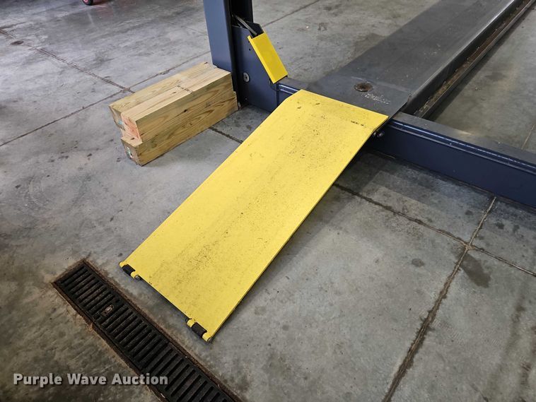 image for item EO7236 BendPak HDS-18E automotive lift