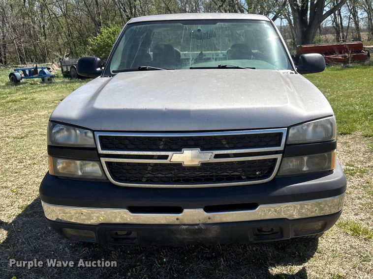 image for item ET1914 2006 Chevrolet Silverado 1500 Ext. Cab pickup truck