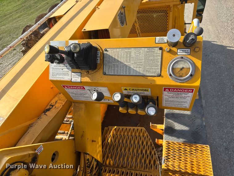 image for item ET1927 2011 International DuraStar 4300 digger derrick truck