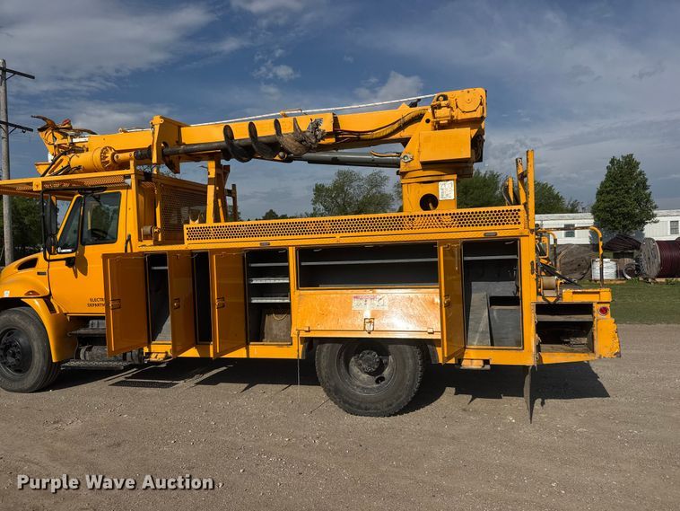 image for item ET1927 2011 International DuraStar 4300 digger derrick truck