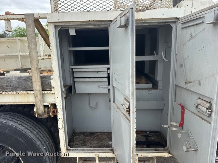 image for item ET1928 1991 Ford F800 digger derrick truck