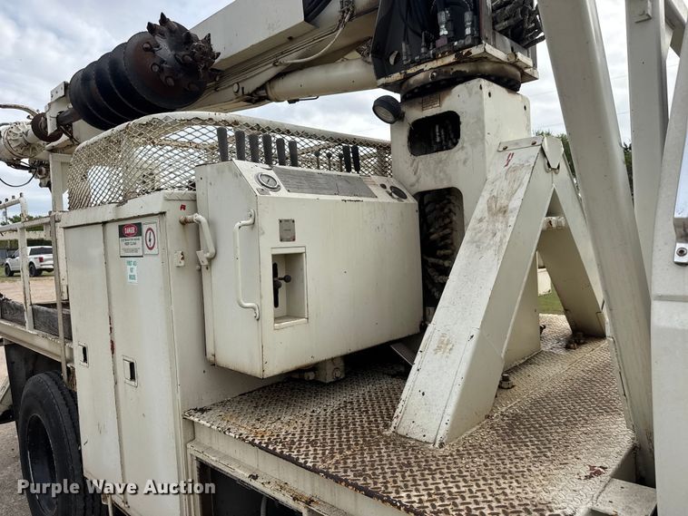 image for item ET1928 1991 Ford F800 digger derrick truck