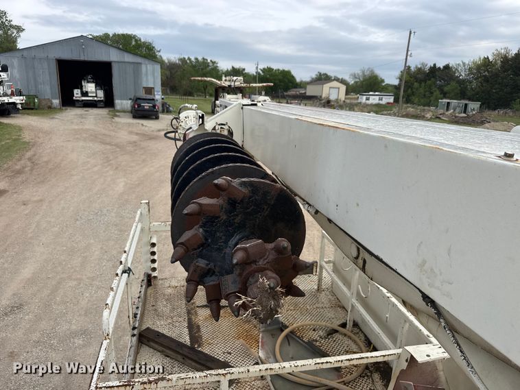 image for item ET1928 1991 Ford F800 digger derrick truck