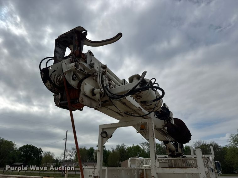 image for item ET1928 1991 Ford F800 digger derrick truck