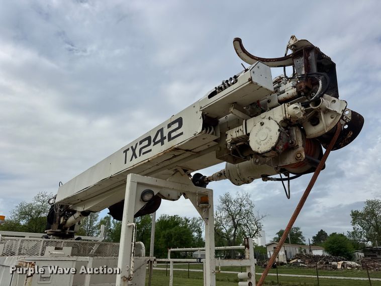 image for item ET1928 1991 Ford F800 digger derrick truck