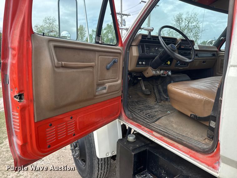 image for item ET1928 1991 Ford F800 digger derrick truck