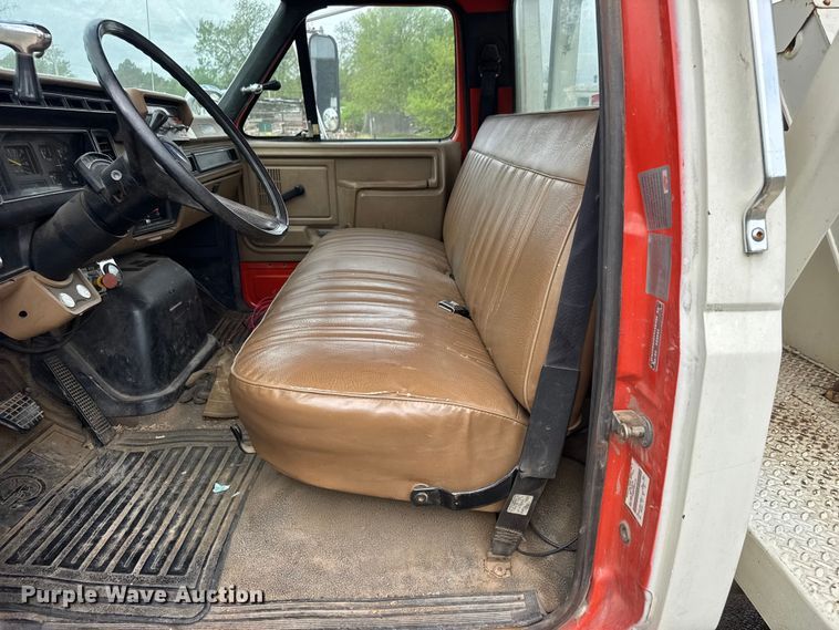 image for item ET1928 1991 Ford F800 digger derrick truck