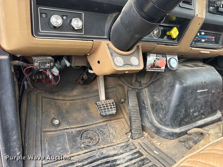 image for item ET1928 1991 Ford F800 digger derrick truck