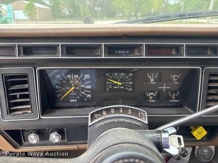 image for item ET1928 1991 Ford F800 digger derrick truck