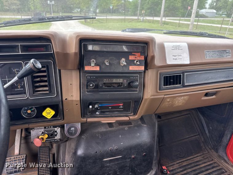 image for item ET1928 1991 Ford F800 digger derrick truck