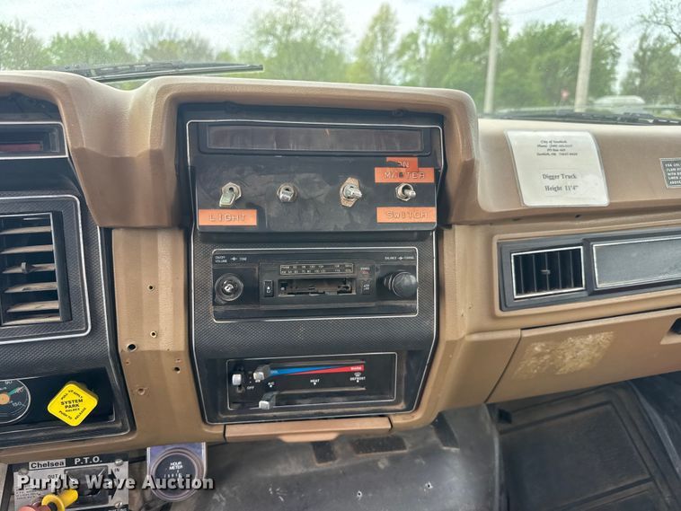 image for item ET1928 1991 Ford F800 digger derrick truck