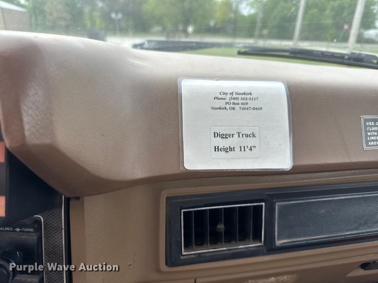 image for item ET1928 1991 Ford F800 digger derrick truck