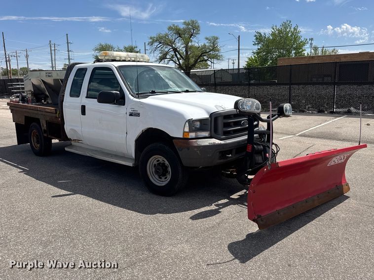 image for item ET1976 2003 Ford F250 Super Duty Ext. Cab flatbed pickup truck
