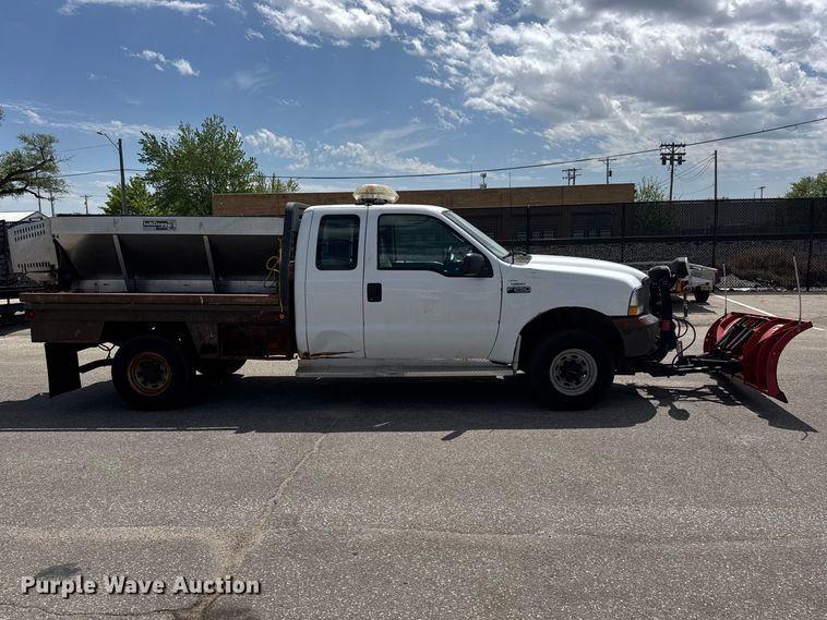 image for item ET1976 2003 Ford F250 Super Duty Ext. Cab flatbed pickup truck