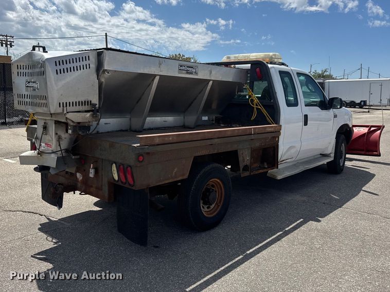 image for item ET1976 2003 Ford F250 Super Duty Ext. Cab flatbed pickup truck