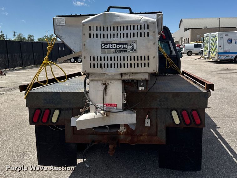 image for item ET1976 2003 Ford F250 Super Duty Ext. Cab flatbed pickup truck