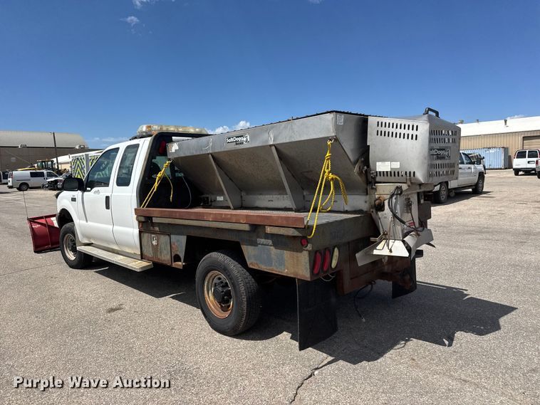 image for item ET1976 2003 Ford F250 Super Duty Ext. Cab flatbed pickup truck