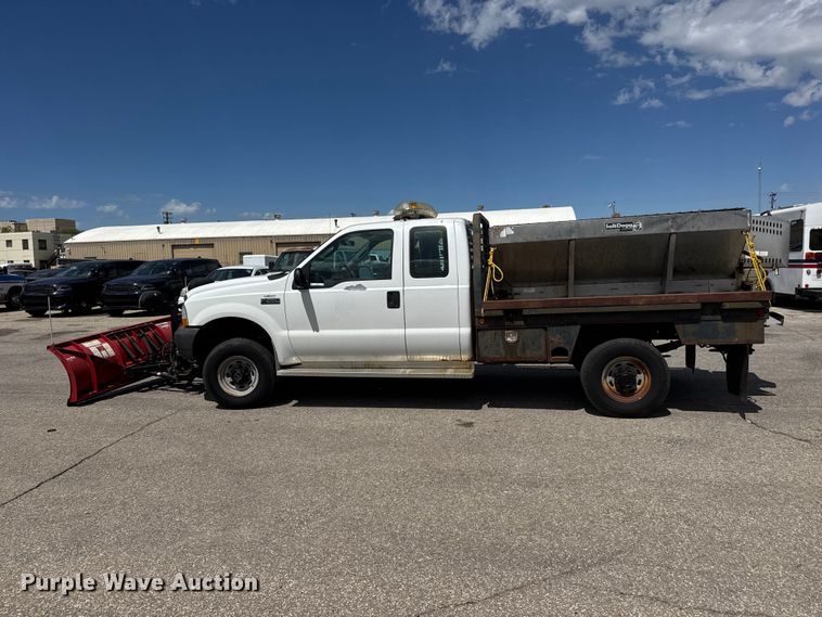 image for item ET1976 2003 Ford F250 Super Duty Ext. Cab flatbed pickup truck