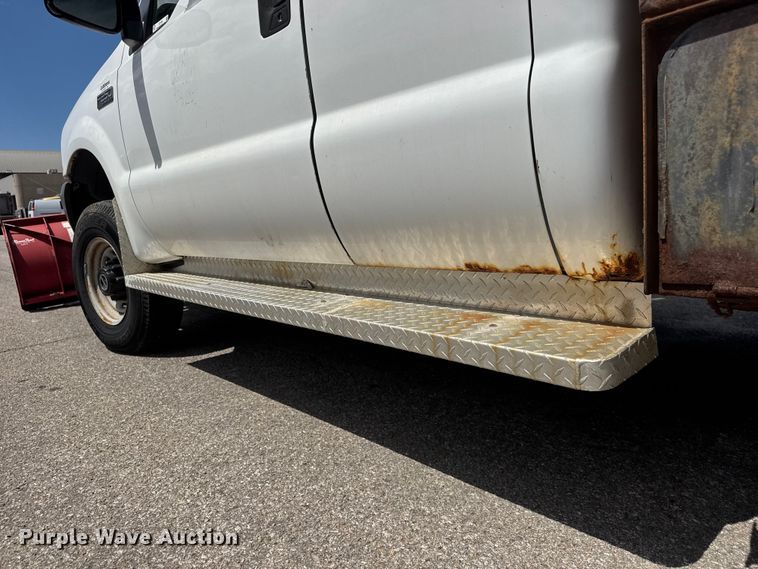 image for item ET1976 2003 Ford F250 Super Duty Ext. Cab flatbed pickup truck