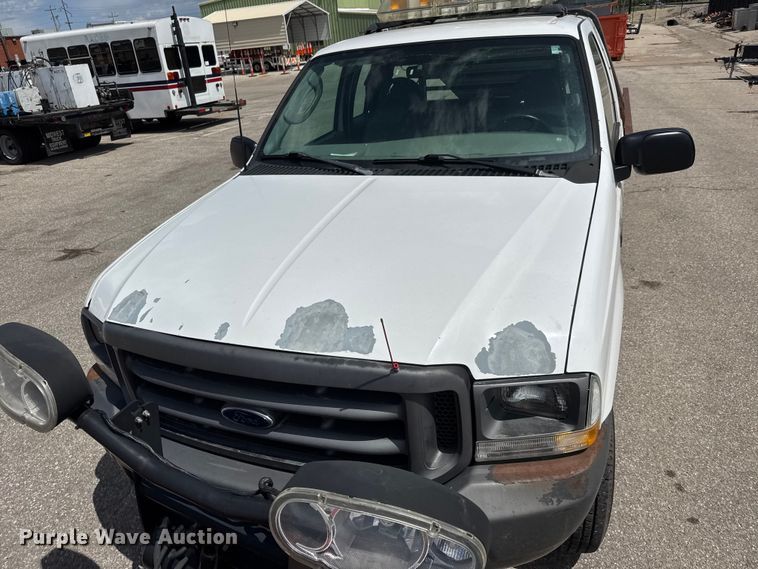 image for item ET1976 2003 Ford F250 Super Duty Ext. Cab flatbed pickup truck