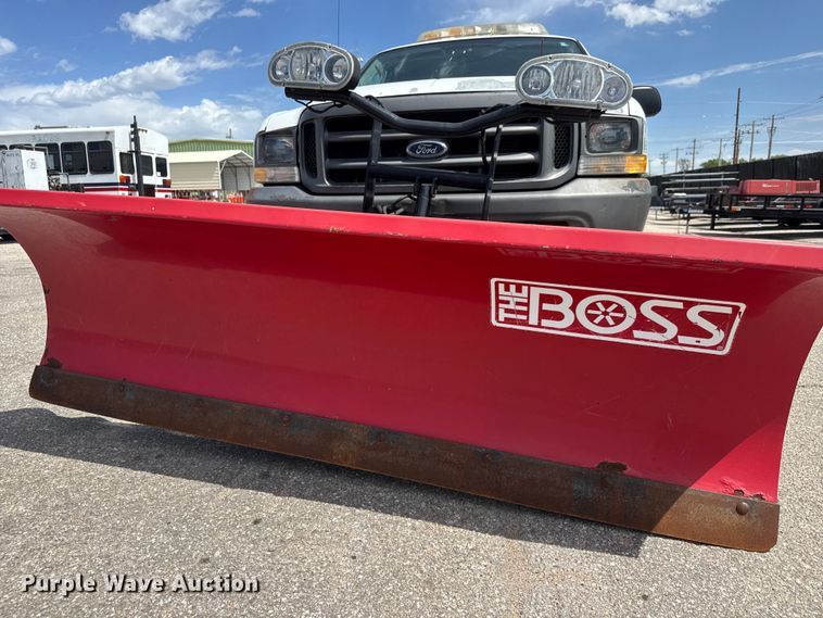 image for item ET1976 2003 Ford F250 Super Duty Ext. Cab flatbed pickup truck