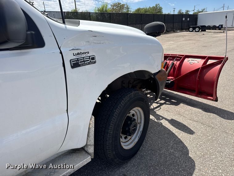 image for item ET1976 2003 Ford F250 Super Duty Ext. Cab flatbed pickup truck