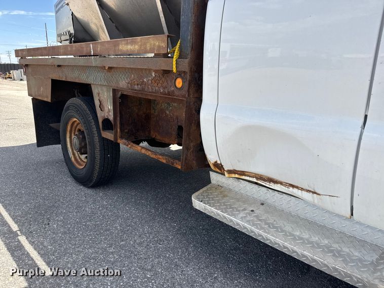 image for item ET1976 2003 Ford F250 Super Duty Ext. Cab flatbed pickup truck