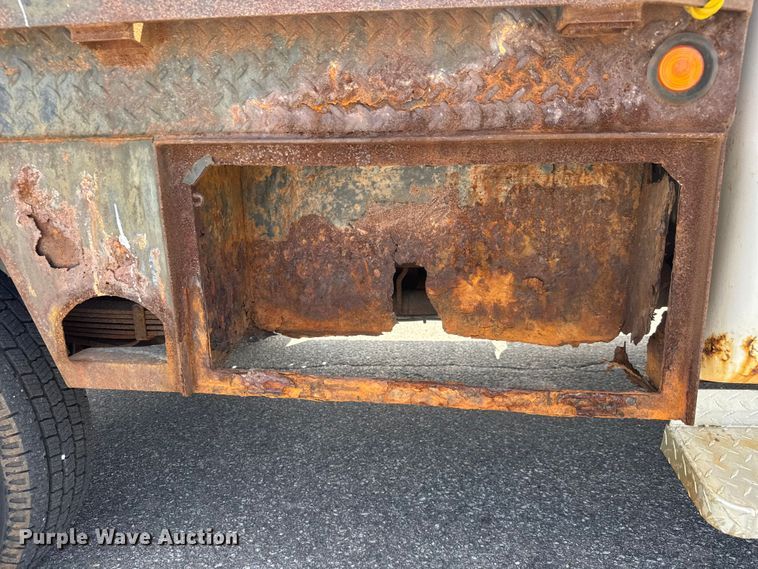 image for item ET1976 2003 Ford F250 Super Duty Ext. Cab flatbed pickup truck
