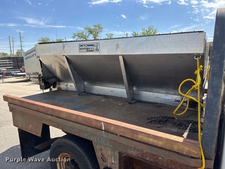 image for item ET1976 2003 Ford F250 Super Duty Ext. Cab flatbed pickup truck