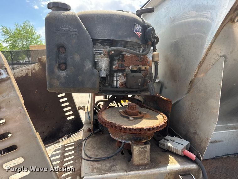 image for item ET1976 2003 Ford F250 Super Duty Ext. Cab flatbed pickup truck