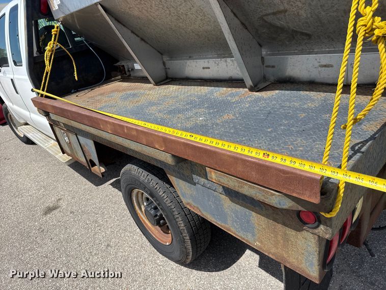 image for item ET1976 2003 Ford F250 Super Duty Ext. Cab flatbed pickup truck